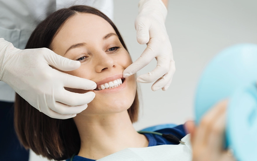 uśmiechnięta kobieta u stomatologa